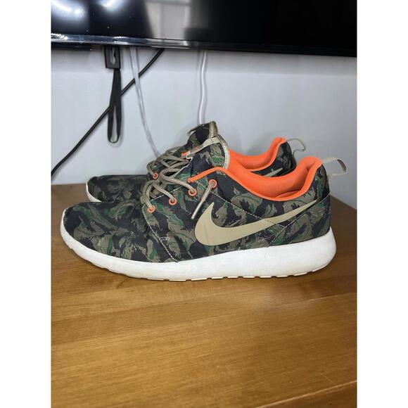 Nike Roshe Run Tiger Camo Green Size 13 Camoflauge 655206-203 Hunting Running - Picture 1 of 6
